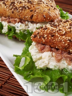 Сандвичи с риба тон, сирене Крема, майонеза, зелена салата и каперси - снимка на рецептата